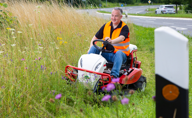 Faucheuse-débroussailleuse autoportée, tout terrain Faucheuse-débroussailleuse autoportée, tout terrain