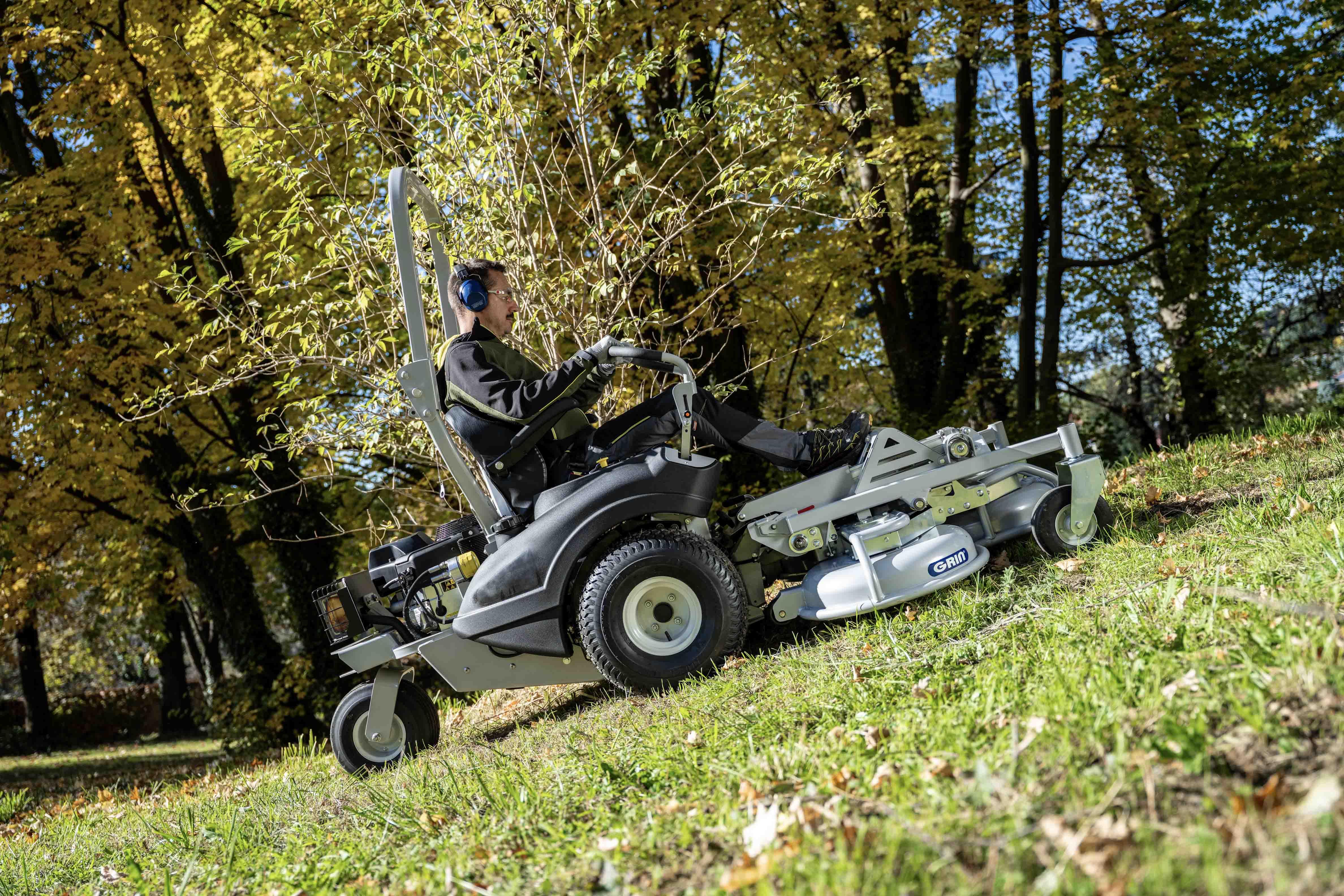 GRIN Frontaufsitzmäher Zero-Turn ZM140 mit 140cm GRIN MAXI-3 Mähdeck, B&S 8290 CXi