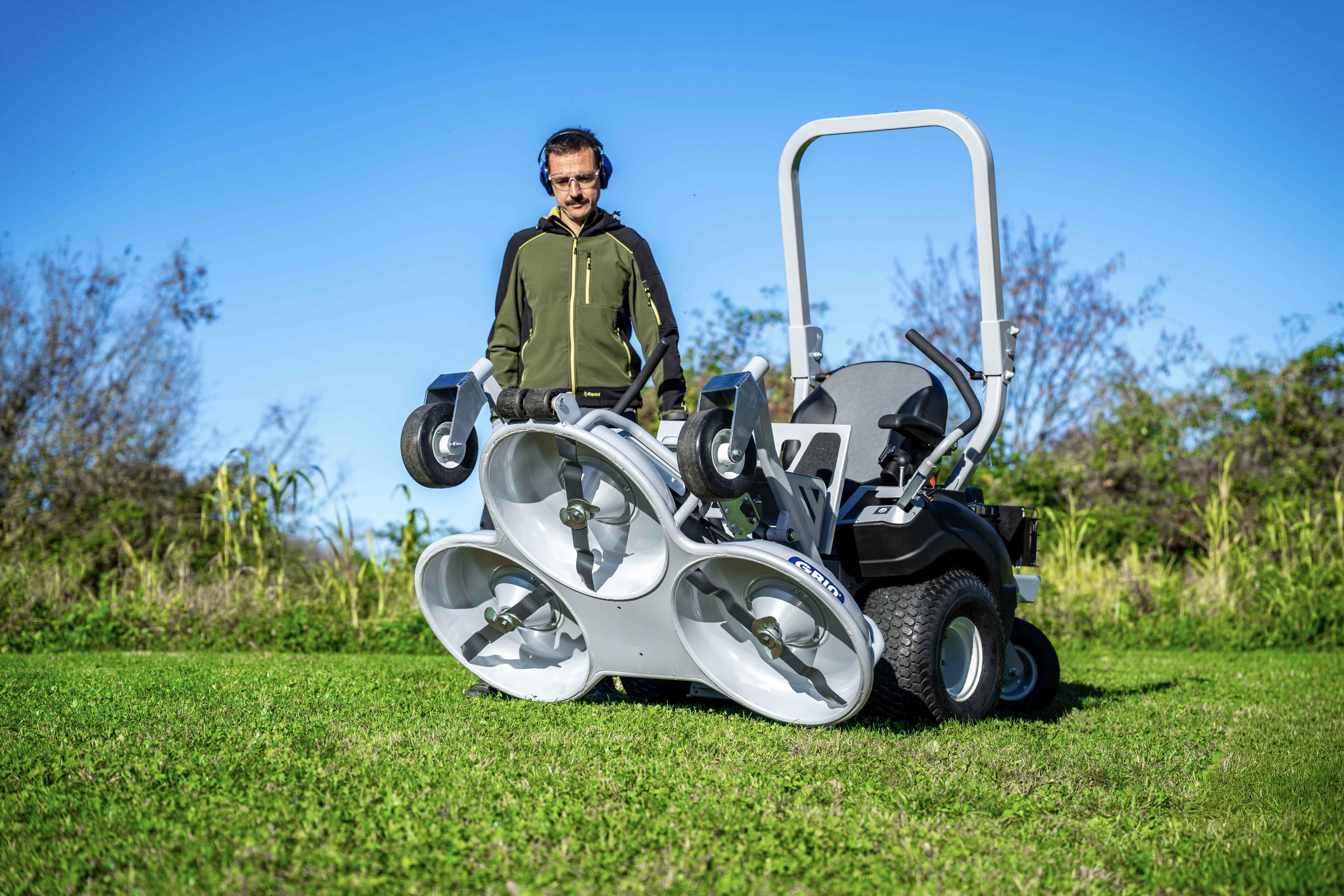 GRIN Frontaufsitzmäher Zero-Turn ZM120 mit 120cm GRIN MAXI-3 Mähdeck, B&S 8290 CXi